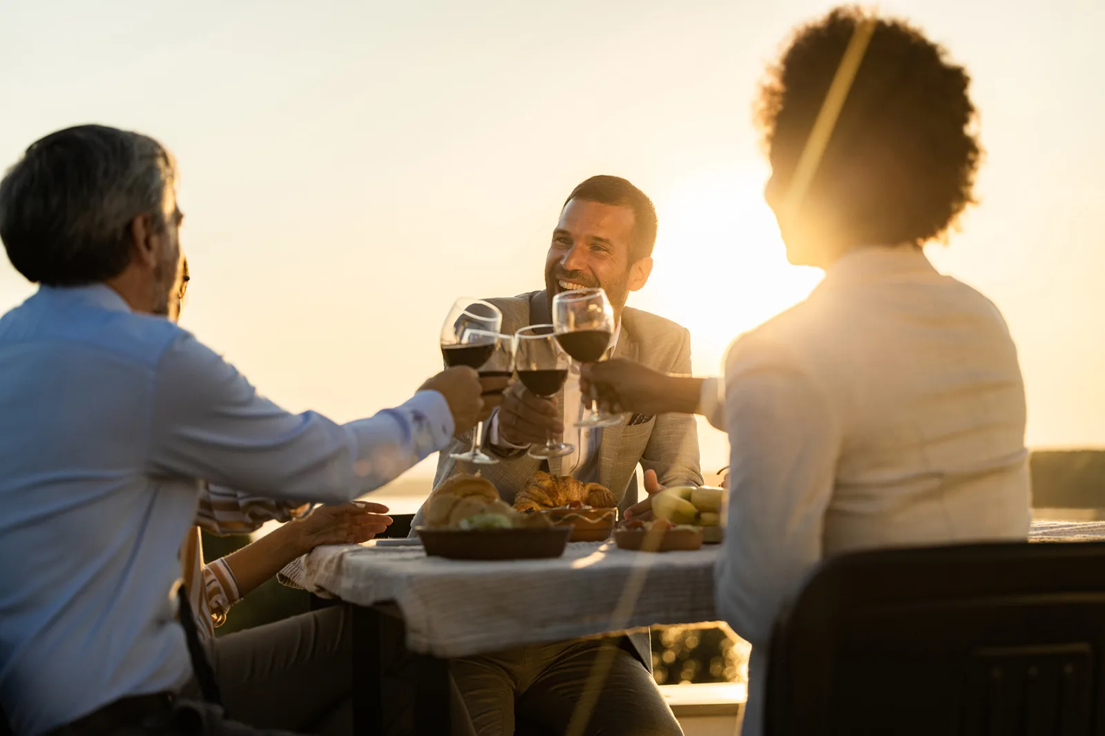 Brindis en una mesa al atardecer